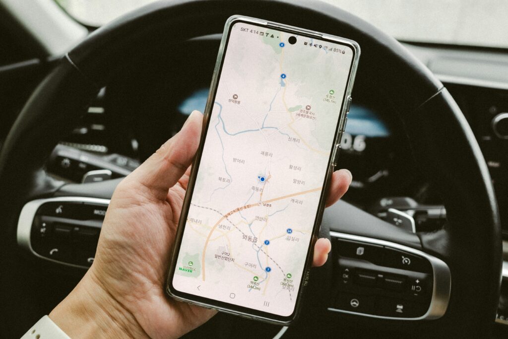 GPS nyomkövető használata autóban mobiltelefonos térképes követéssel